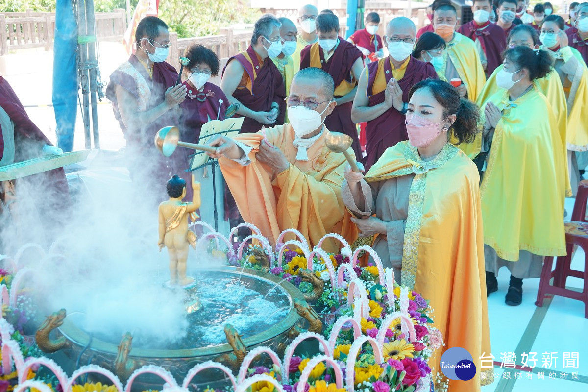 行動佛殿158站屏東滿州，舉辦恭祝釋迦世尊聖誕浴佛暨放生法會，眾多信眾參加浴佛法會