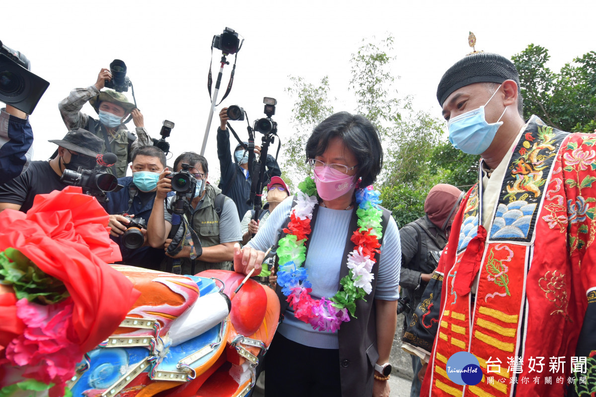 龍王祭龍舟開光點睛。圖／記者鄧富珍攝