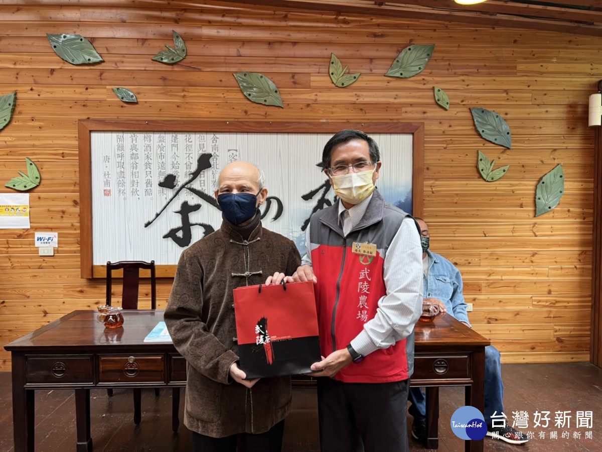 武陵農場場長鄭源敏(右)回贈隆書法家張明萊(左)武陵長紅茶。