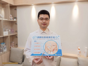 童綜合醫院泌尿科呂謹亨醫師筆指解釋微創腹膜外內視鏡疝氣修補手術。