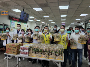 竹山鎮公所贈送醫護人員盆栽與乾糧。（竹山公所提供）