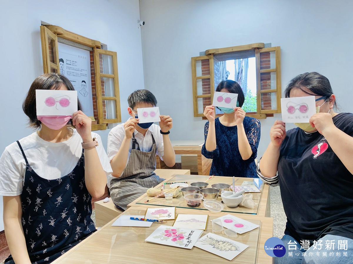 淡古駐村藝術家佘心婷（右1）利用桑葚與調膠融合出粉紅色，DIY畫出木下常配戴的墨鏡款式