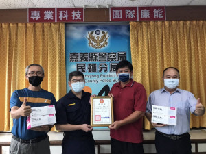 民雄義警中隊中隊長呂忠榥、大林民防中隊中隊長謝有枝各捐贈「快篩劑」100組給民雄分局警方／警方提供
