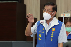 林明溱宣示縣府買快篩送弱勢。（縣府提供）