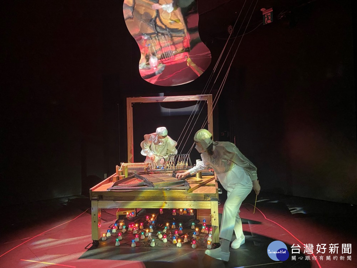 《凱吉一歲》親子版作品的靈魂元素「改噪鋼琴」，演出的經典裝置亦將以嶄新模樣與觀眾見面。（圖/記者賴淑禎攝）