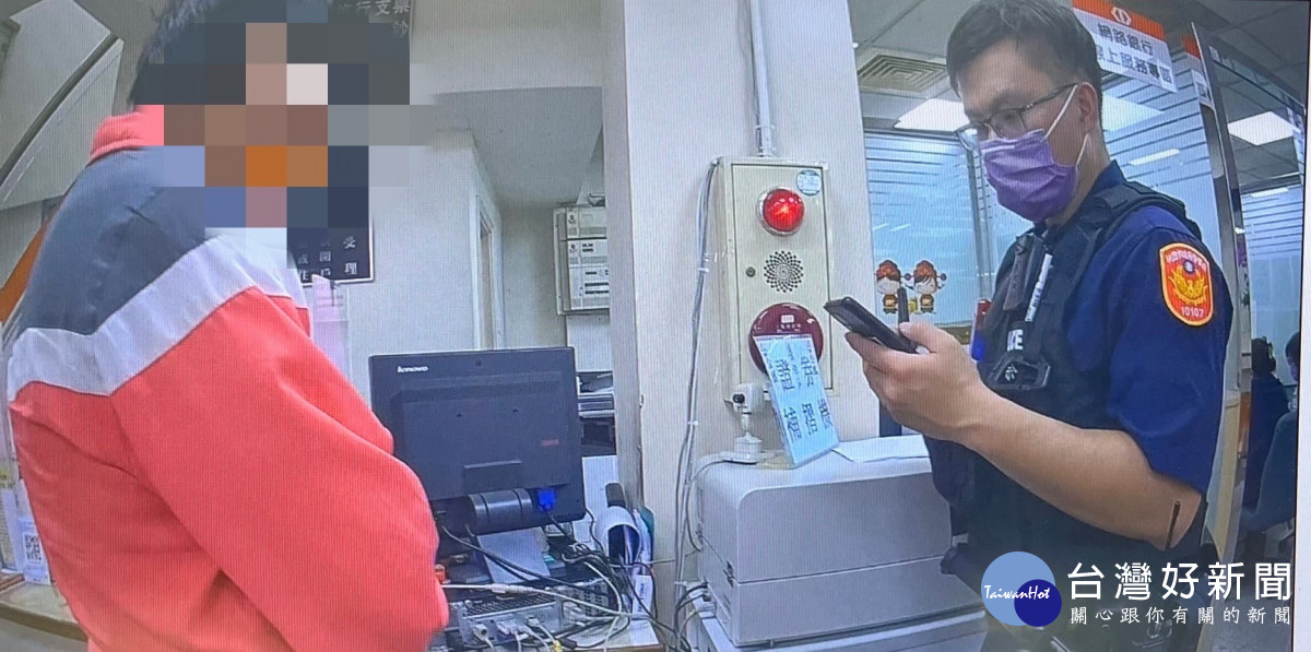 八德分局員警與行員聯手極力勸阻，呂男才打消匯款念頭，成功守住荷包。<br />
<br />

