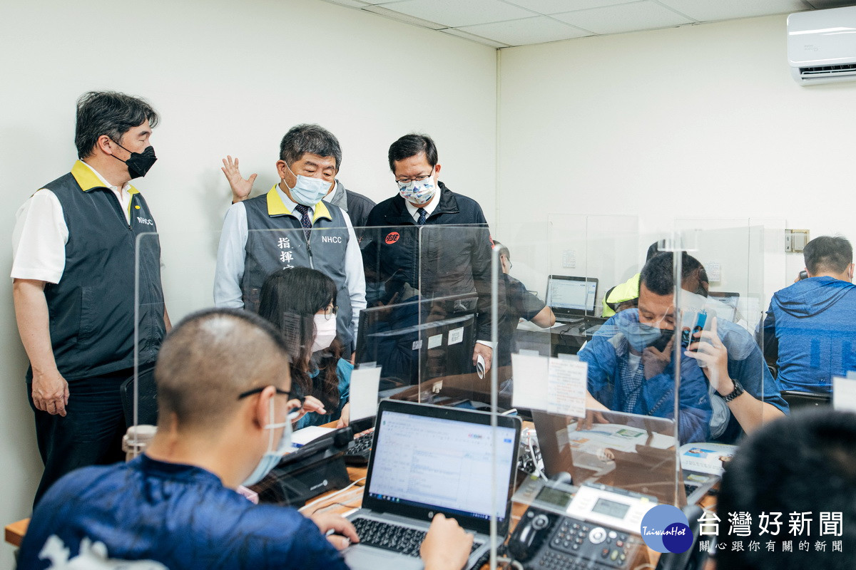 衛福部長陳時中到桃園市政府衛生局慰問防疫一線人員。