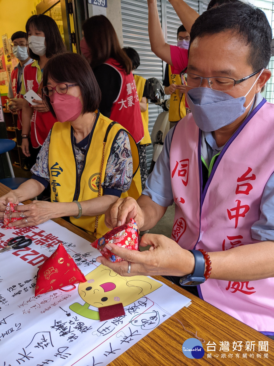 台電台中區處黃明舜處長率領十數名志工同仁，親手為長輩縫製平安香包。