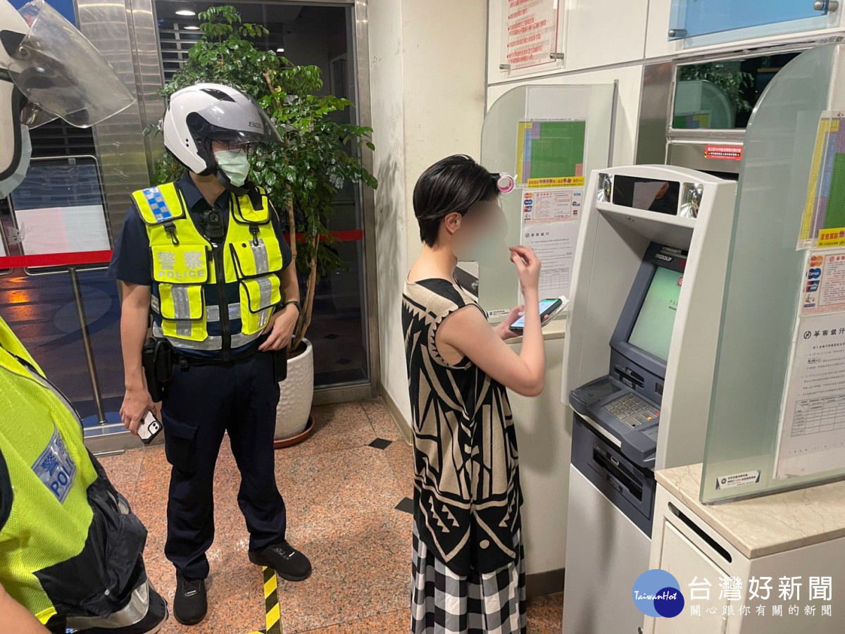 女子險遭假購物詐騙，警即時阻止保住血汗錢。