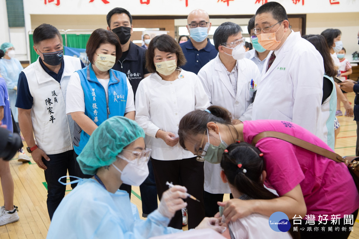 嘉義市今(13)日起陸續進行國小學生莫德納疫苗校園集中施打作業，市長黃敏惠上午到崇文國小關心學童接種情形／嘉義市府提供