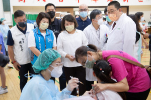 嘉義市今(13)日起陸續進行國小學生莫德納疫苗校園集中施打作業，市長黃敏惠上午到崇文國小關心學童接種情形／嘉義市府提供