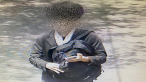▲被害人當下一時心慌遵循假警察交付新台幣34萬餘元給詐騙車手。