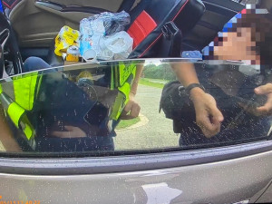 吵架後男子海邊喝悶酒，警暖心勸返家。