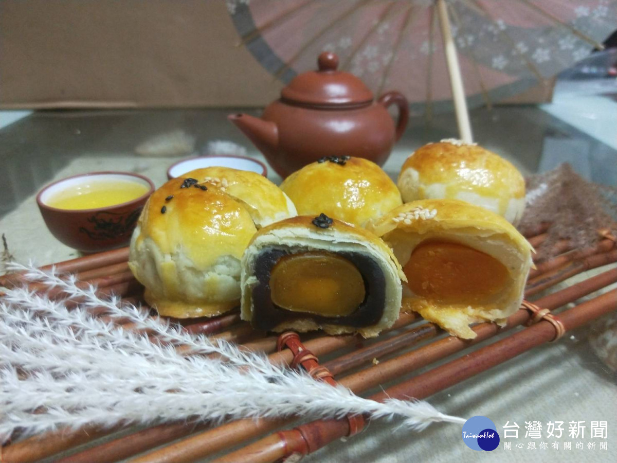世新大學產學合作,學生動員五星級飯店烘焙師,研發出創意料理「鱘龍魚XO醬蛋黃酥」/世新大學提供