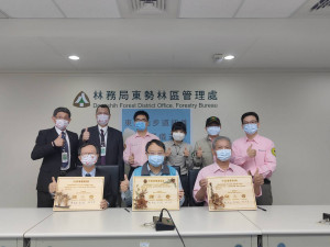 左：三信商業銀行廖松岳董事長，中：東勢林區管理處張弘毅處長，右：台中市山岳會林祈孝理事長。