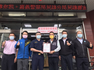 嘉義縣議員陳文忠捐贈「智能噴霧防疫清消門」、「快篩劑」給民雄警分局各分駐(派出)所／警方提供