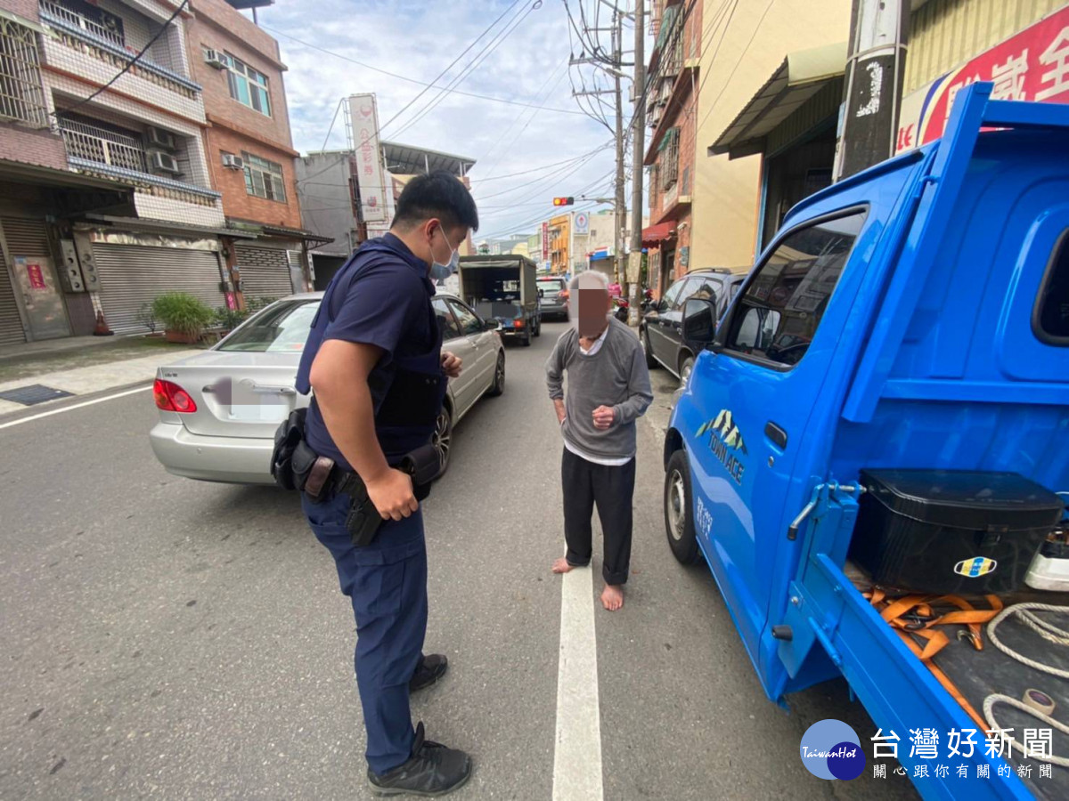 老翁外出散步迷路，大園警方協助尋人。