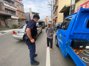 老翁外出散步迷路，大園警方協助尋人。