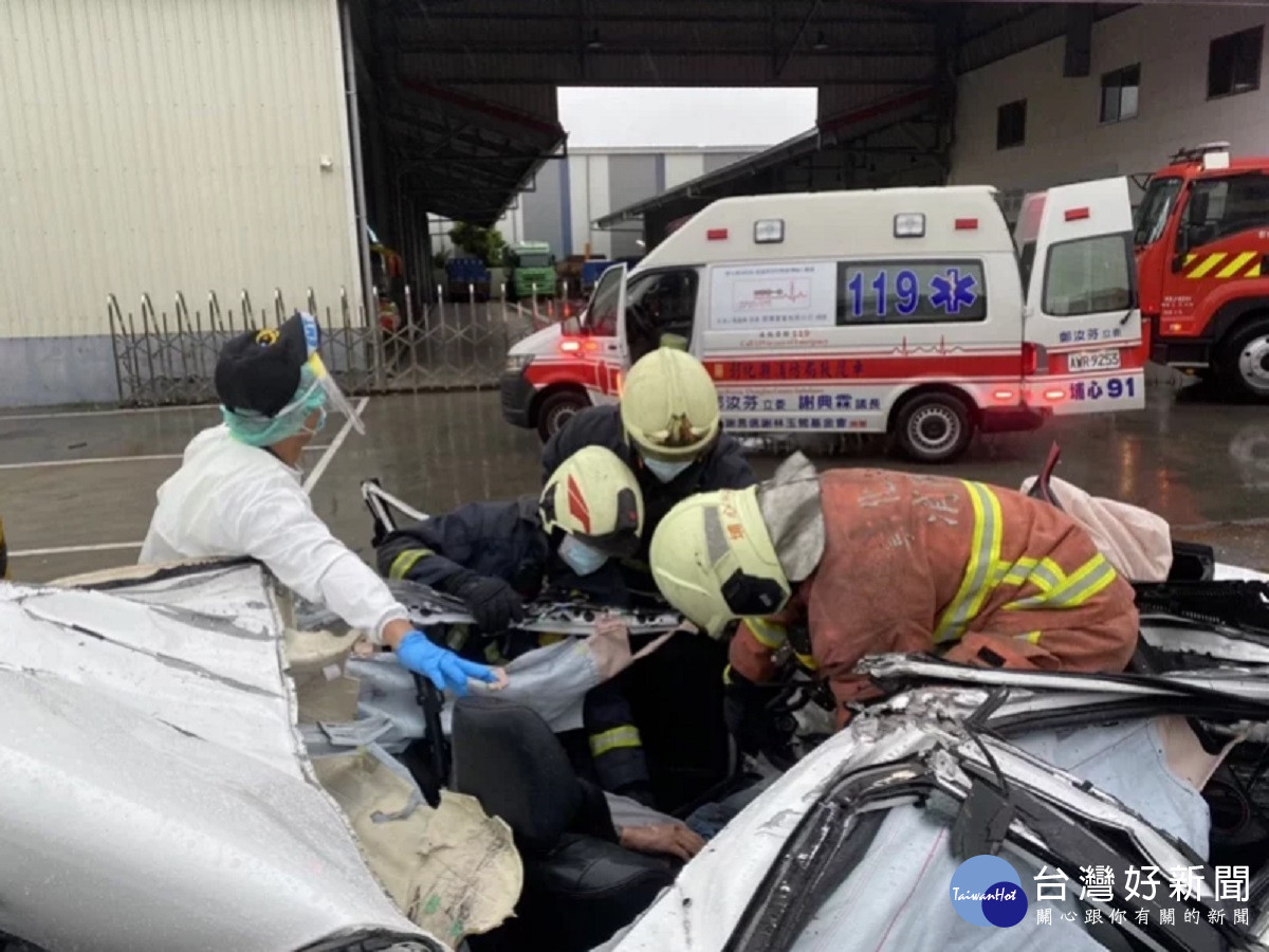 埔心鄉漁市場前發生一起車禍　轎車嚴重變形男子宣告不治