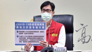 ▲陳其邁宣布，高市65歲以上打第三或四劑疫苗可領700元禮券。