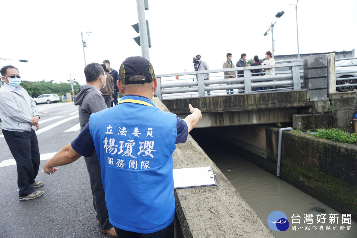 立委楊瓊瓔服務處協調農田水利署台中管理處同意灌溉溝加蓋，將施作版橋截除銳角，增加巷口路幅。