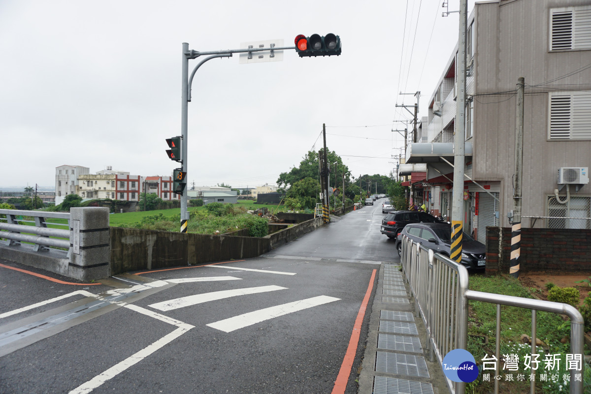 台中市甲后路二段721巷沿灌溉溝修築，路口斜坡較為狹窄，經常發生車禍。