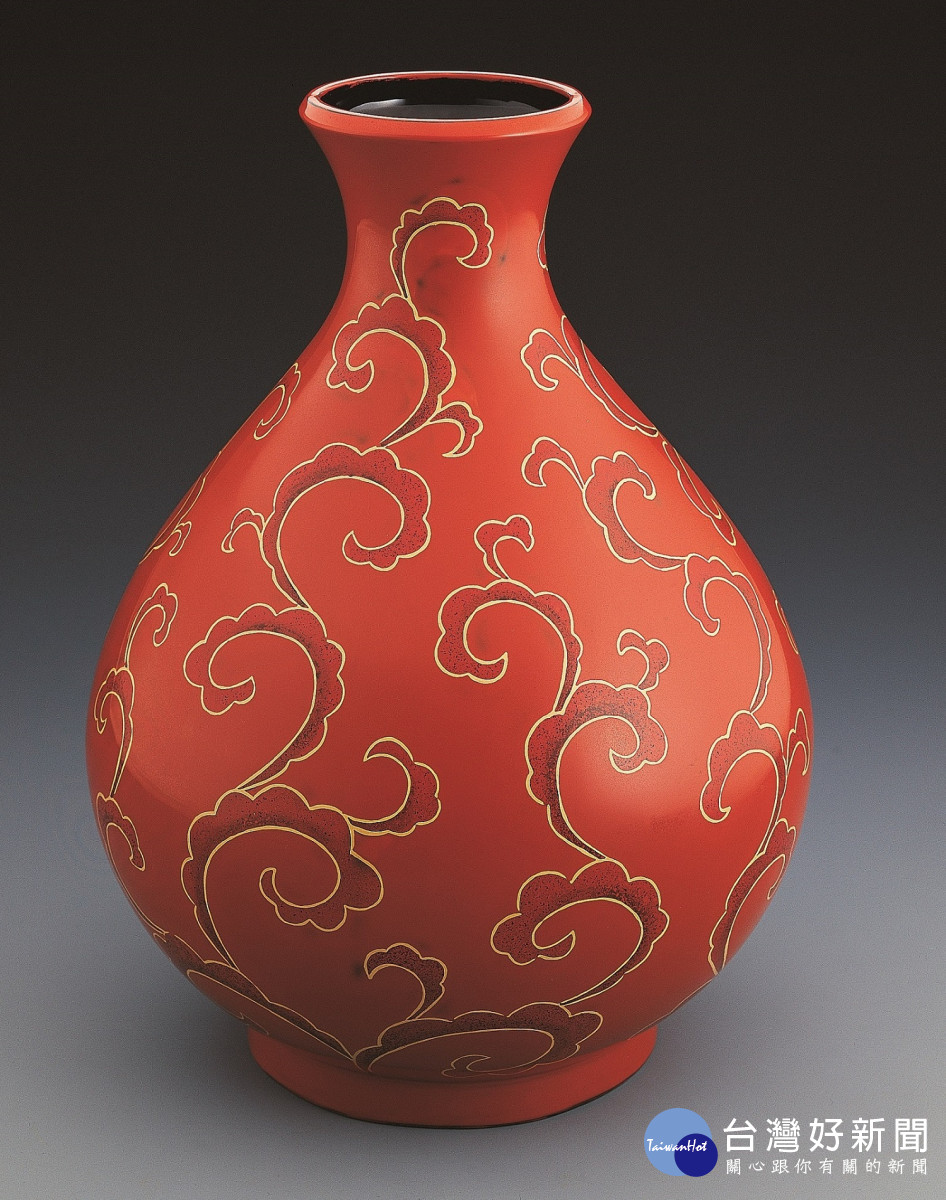 陳火慶大師作品《蔓草夾紵漆瓶》使用描漆與嵌黏兩種裝飾技法，呈現相映爭輝的風貌。