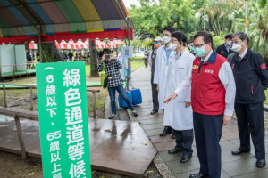 鄭市長視察社區篩檢站「長者、幼兒PCR三合一綠色通道」運作情形。