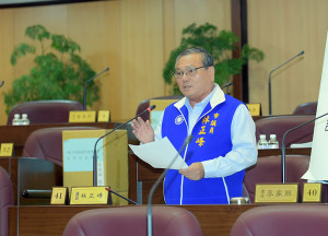 ▲棕線捷運等多項建設推動既拖又變，桃議員林正峰：應向龜山人道歉！（圖/市議會提供）