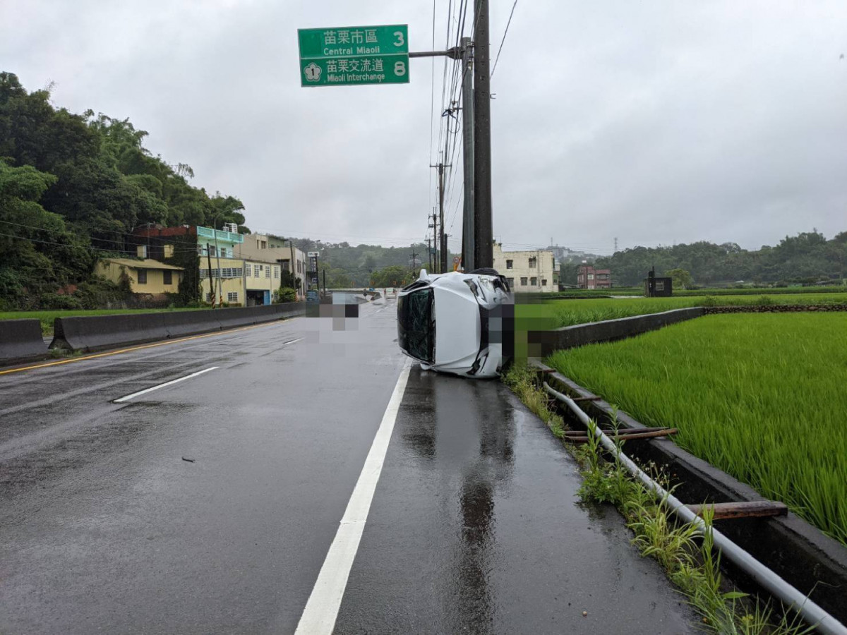 水漂現象打滑翻車　警籲梅雨季減速慢行