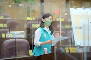 ▲爭取楊梅區民眾休閒運動空間，桃議員鄭淑方：加速完成４處運動場域設備設施。(圖/市議會提供)
