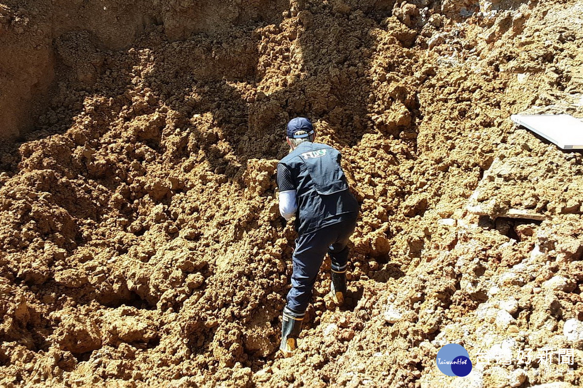 不肖業者假借整地為名挖走砂石級配再非法棄置大量無機性廢污泥，為桃園市政府環保局會同檢警現場查獲。
