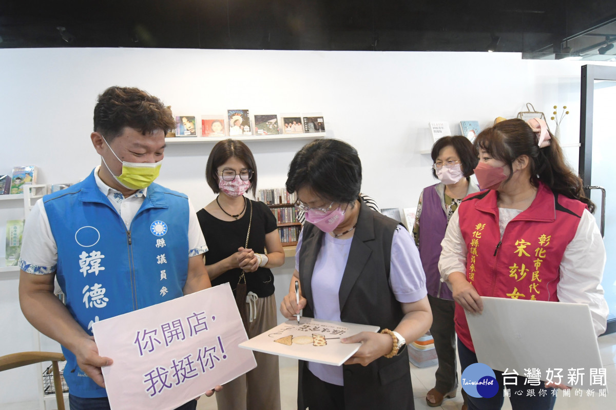 縣長王惠美現身永樂商圈，走訪青年展店「源味食在」，鼓勵展店的青年朋友們「勇敢追夢！」圖／彰化縣政府提供