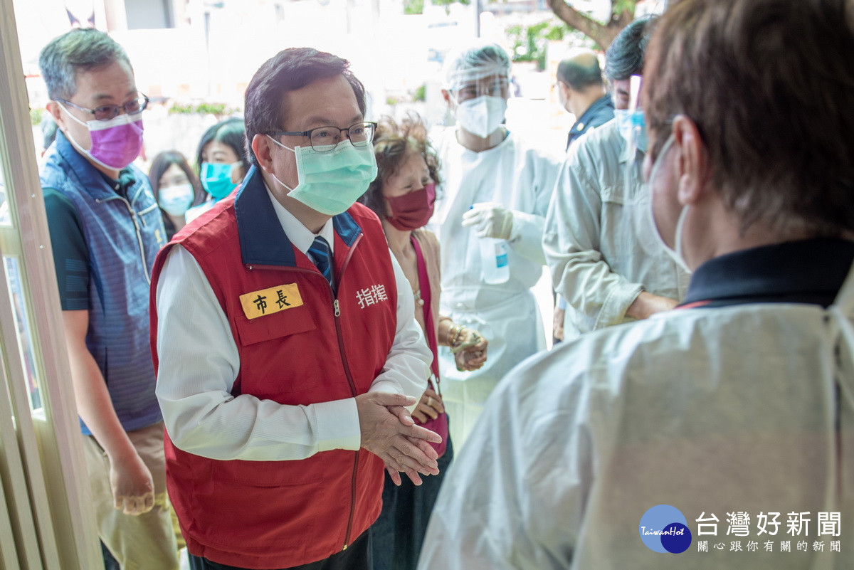 桃園市長鄭文燦視察桃園區永康市民活動中心疫苗接種站，關心民眾接種情形。