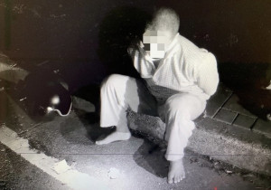 ▲嫌犯遭眼尖員警逮捕，當不成「忍者」而換來「吃土」的下場。