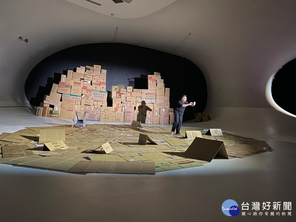 這次《平行視探》演出在台中國家歌劇院「凸凸廳」上演，在現場鋪設滿滿的紙箱作為佈景，日常生活的影像片段、現場舞蹈及即時影像交會其中投射在純白曲牆上，透過舞蹈與影像的對話。(圖/生活中心攝)