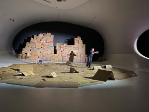 這次《平行視探》演出在台中國家歌劇院「凸凸廳」上演，在現場鋪設滿滿的紙箱作為佈景，日常生活的影像片段、現場舞蹈及即時影像交會其中投射在純白曲牆上，透過舞蹈與影像的對話。(圖/生活中心攝)
