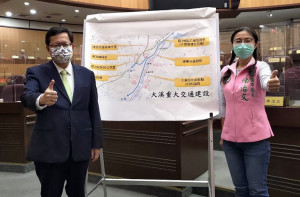 ▲市長鄭文燦肯定市議員陳治文關心大溪未來發展所提出的重大七項交通建設。( 圖／地方中心攝)
