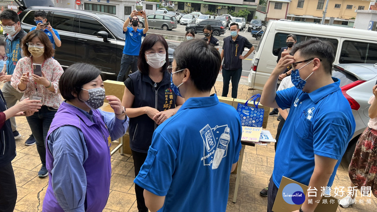 台中市副議長顏莉敏攜手金車大塚公司共同致贈MATCH瑪綺機能氣泡飲予台中市衛生局，替第一線人員補給元氣。