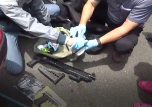 嘉義市警二分局在吳嫌家人報廢車上起獲一長兩短三把槍枝／陳致愷翻攝