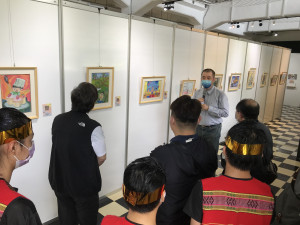 馬心正校長為現場來賓導覽畫作。圖／彰化生活美學館提供