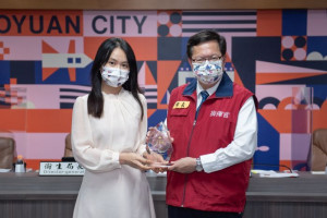 市長接受青年局呈獻榮獲「財政部第十九屆民間參與公共建設金擘獎」。