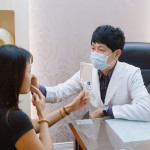 微整形專家鍾昀志醫師為民眾進行諮詢。