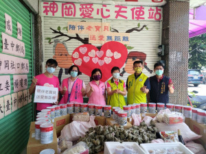 立委楊瓊瓔(左三)、台中市議員蕭隆澤(右二)及台中郵局陳湘慈局長帶領現場貴賓、義工在愛心卡片寫上祝福。