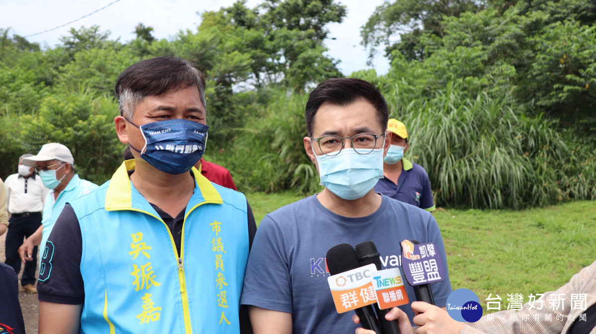 台中市議員參選人吳振嘉(左)從108年起即協助立委江啟臣爭取白冷圳擴大灌溉計畫。