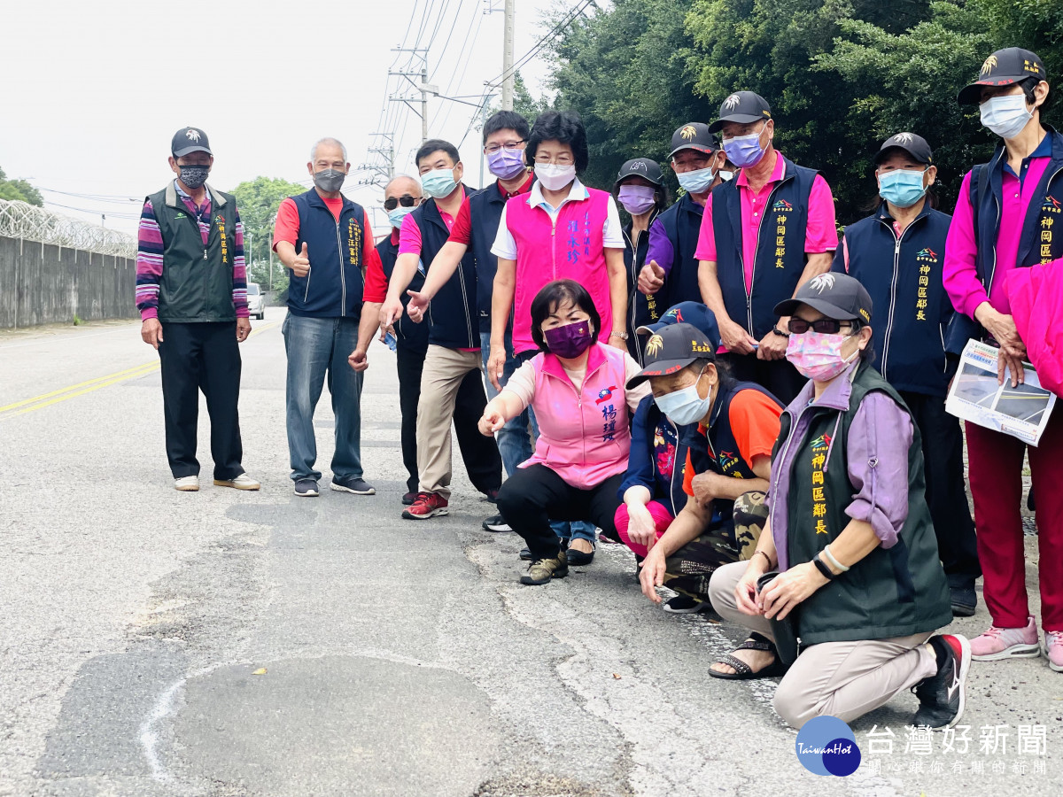 臺中市神岡區神清路隨處可見龜裂、坑洞等情況，路況劣化現象明顯。