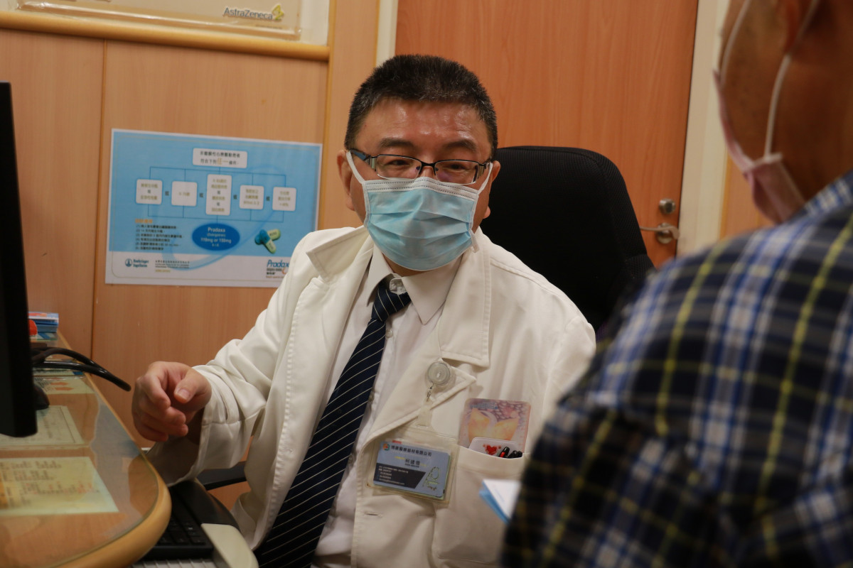 林茂仁主任提醒回診病人按時服用心血管藥物。