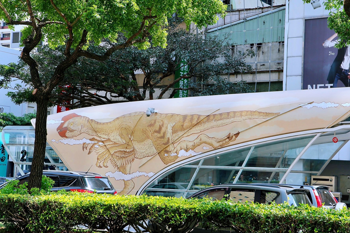 台中市政府邀請國立自然科學博物館參與認養,進行站體內外彩繪,打造特色候車亭。(圖/台中市政府提供)