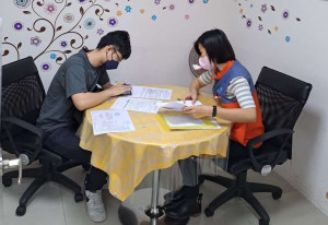 勞動部鼓勵青年運用就業中心資源，由專業人員提供深度諮詢，協助青年求職。(照片非當事人)