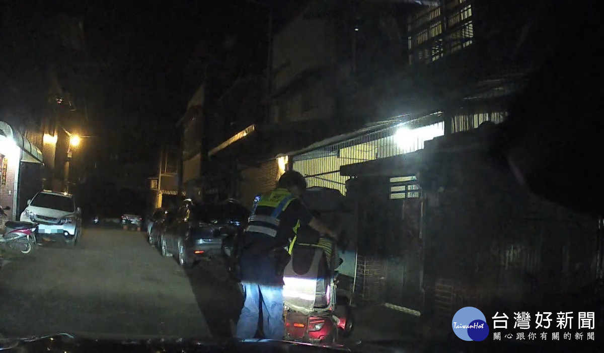 肢障男深夜電動輔助車佇路中，龍潭警揮汗推車護送返家。